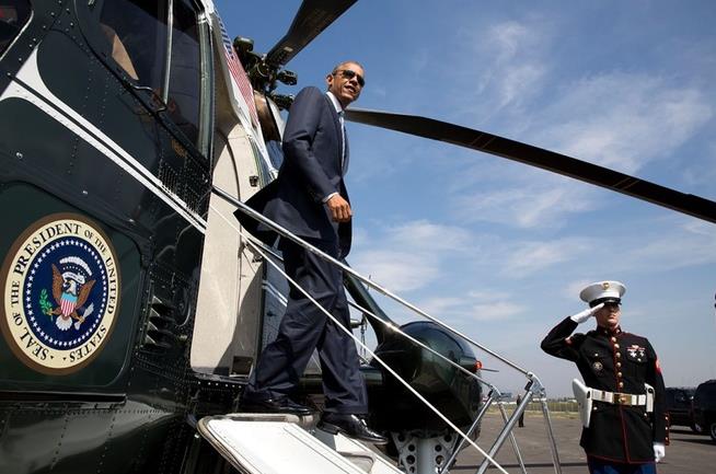 护送奥巴马的直升机在越南河内内排机场试飞