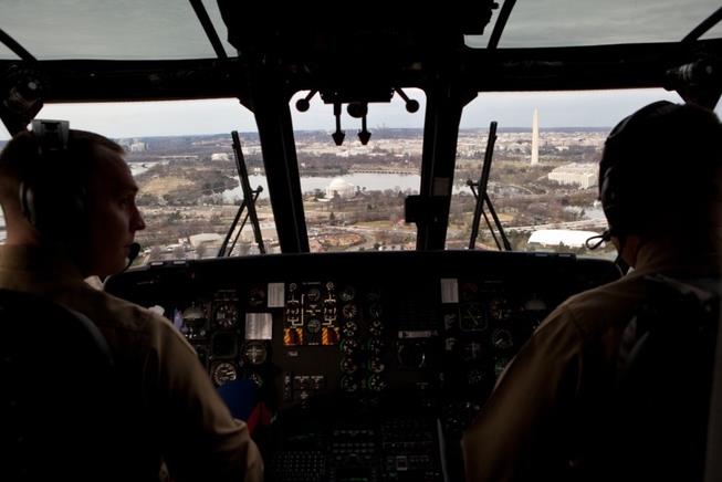 护送奥巴马的直升机在越南河内内排机场试飞