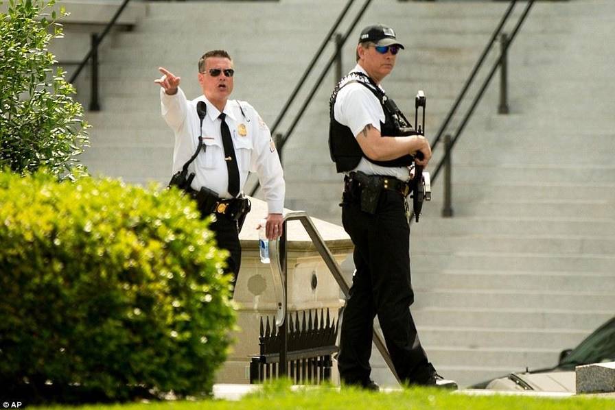 美国白宫附近发生枪击 安保人员持枪警戒