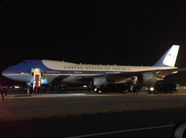 美国总统奥巴马专机空军一号在河内内排机场降落