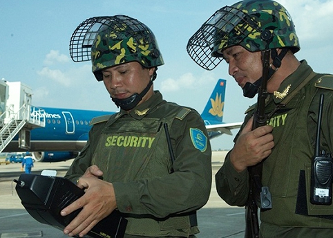 越南内排机场采取严密安保措施迎接美国总统奥巴马专机