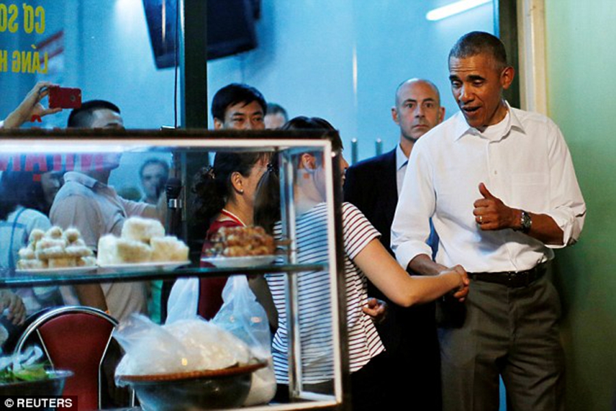奥巴马越南街头小馆吃美味米粉 花费只需6美元