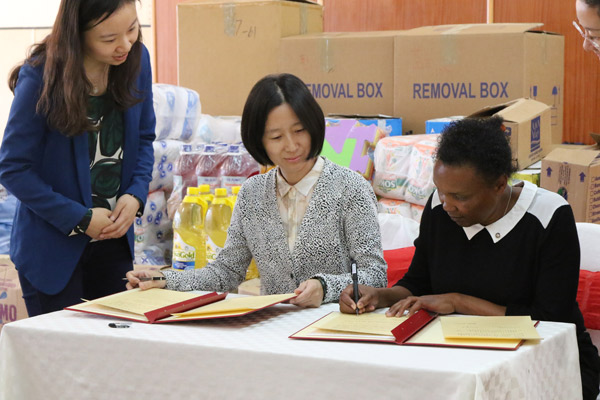大使夫人李萍代表中国大使馆向肯尼亚孤儿院捐赠物资