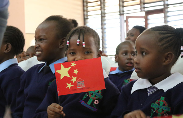 大使夫人李萍代表中国大使馆向肯尼亚孤儿院捐赠物资