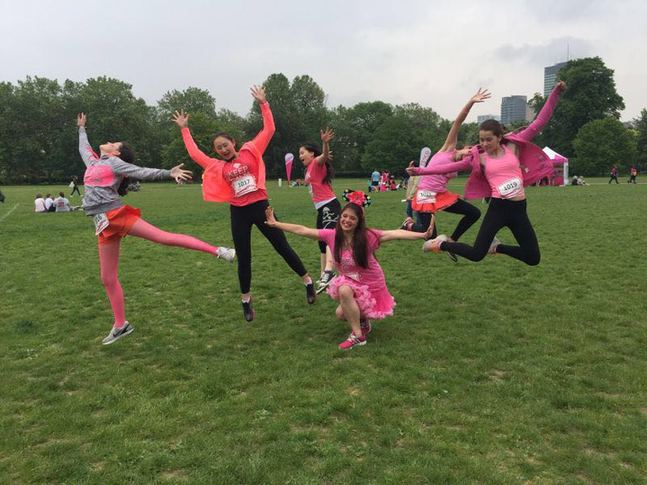儿童节英国华人精英儿童和“粉色娘子军”融入主流慈善活动