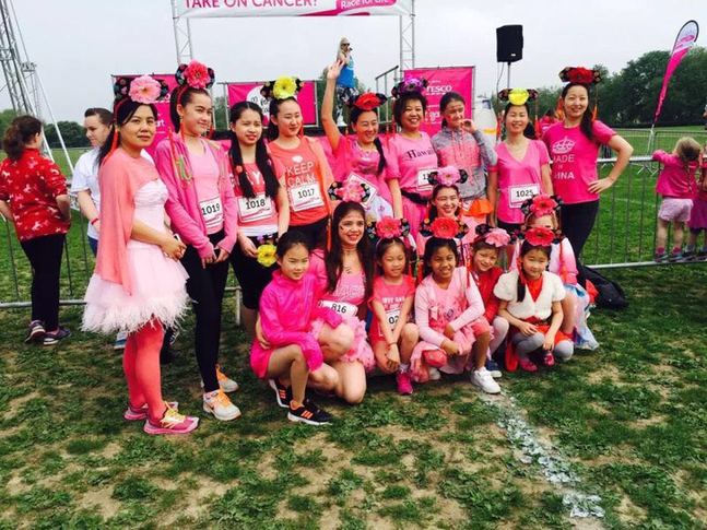 儿童节英国华人精英儿童和“粉色娘子军”融入主流慈善活动