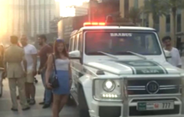 迪拜豪华超跑警车变身旅游景点引游客驻足拍照