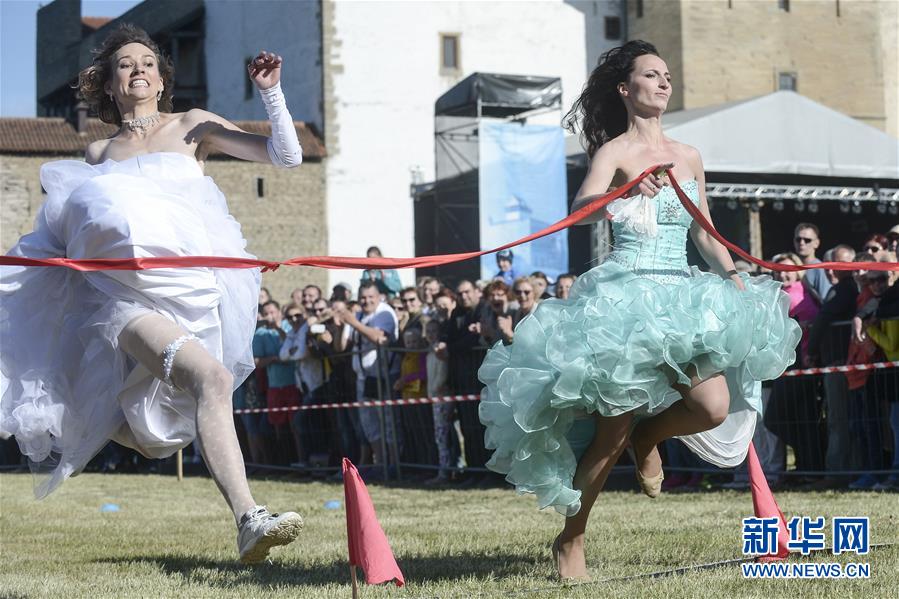 爱沙尼亚举办“国际新娘赛跑”