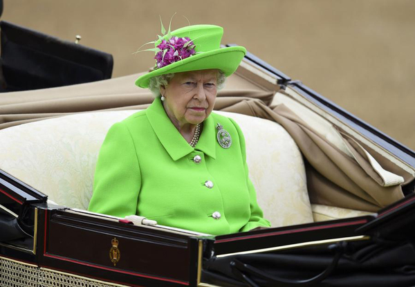 英国举行盛大阅兵式 庆祝女王90大寿