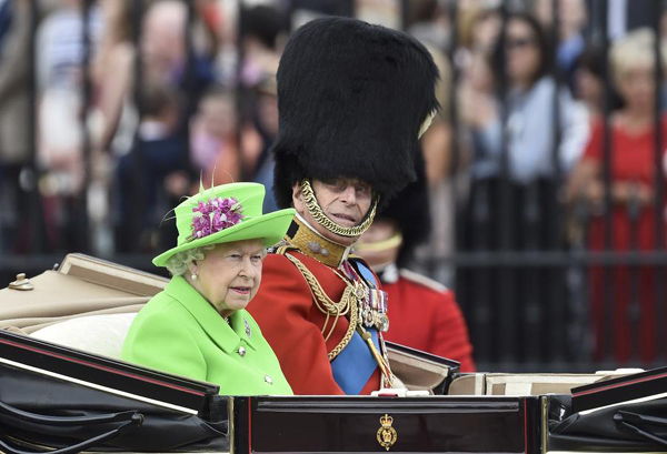 英国举行盛大阅兵式 庆祝女王90大寿