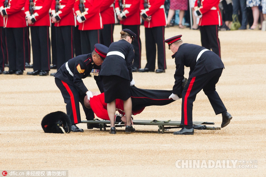 英女王90大寿阅兵式 士兵体力不支晕倒