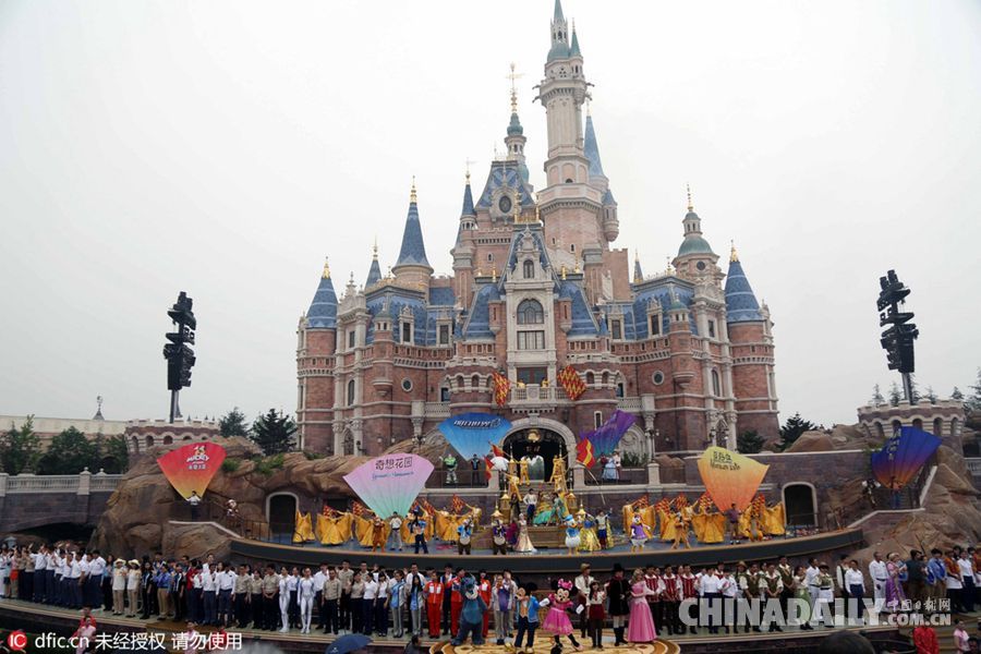 美媒：上海迪士尼乐园雨中开幕