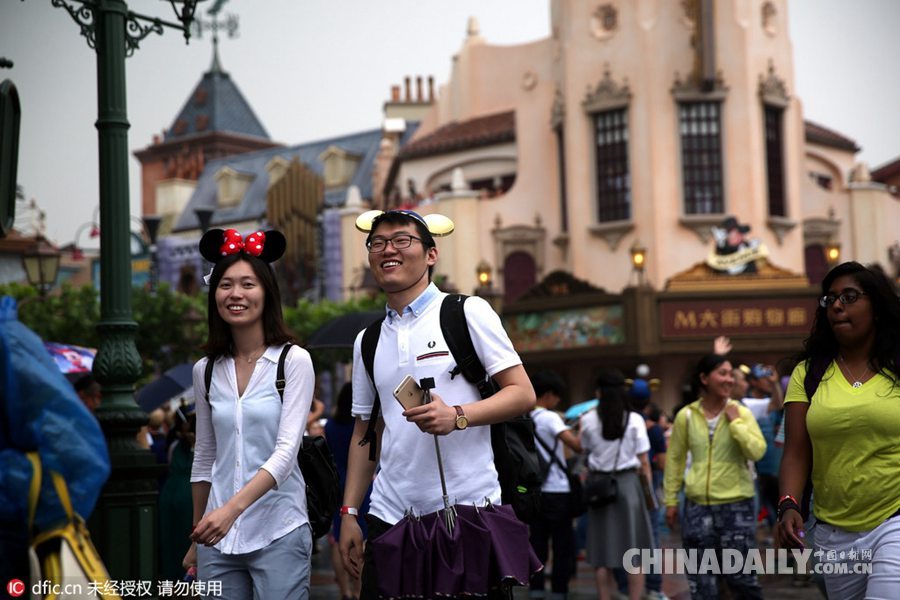 美媒：上海迪士尼乐园雨中开幕