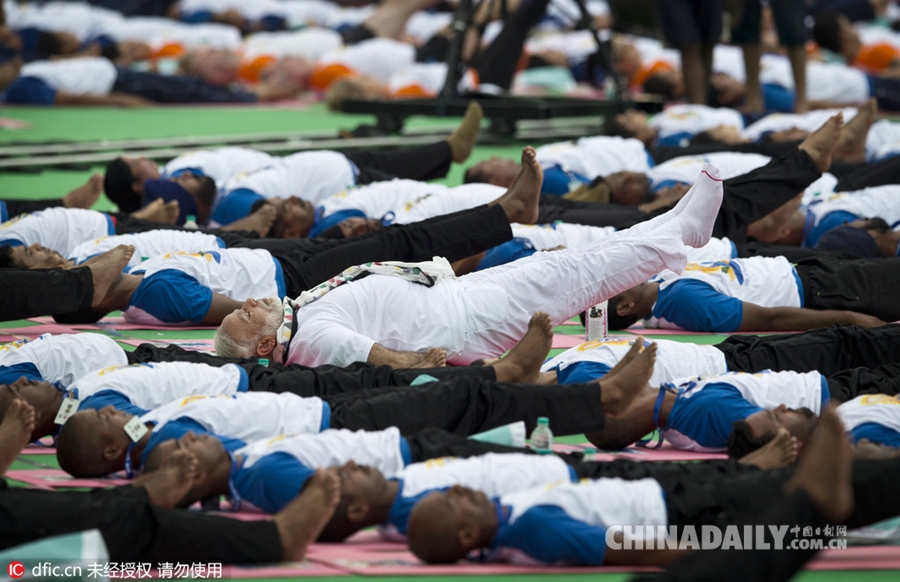 印度总理莫迪与万名民众晨光中同练瑜伽 庆祝国际瑜伽日