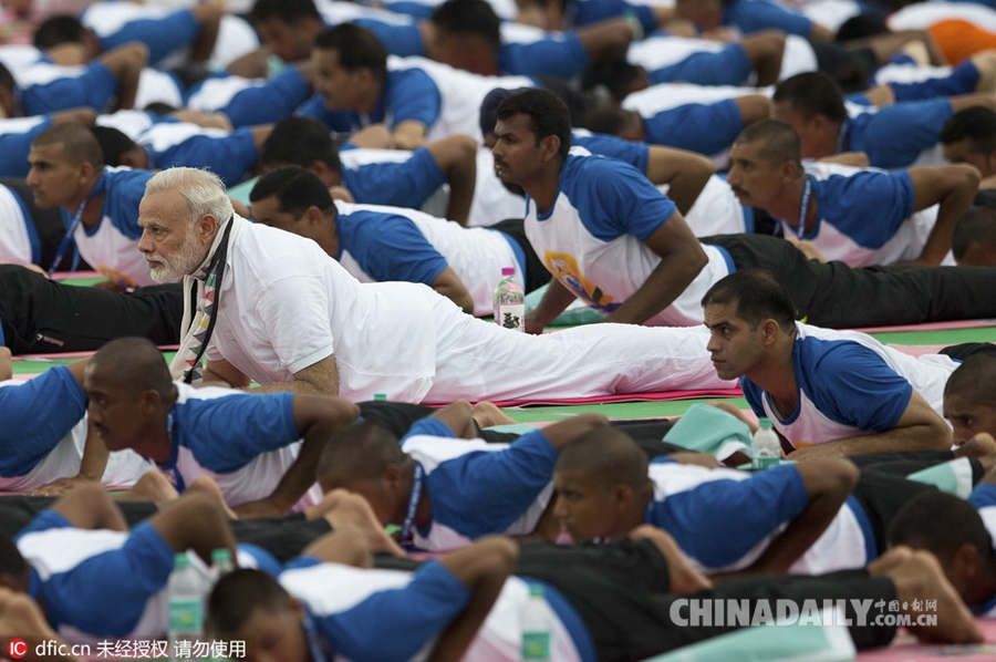 印度总理莫迪与万名民众晨光中同练瑜伽 庆祝国际瑜伽日