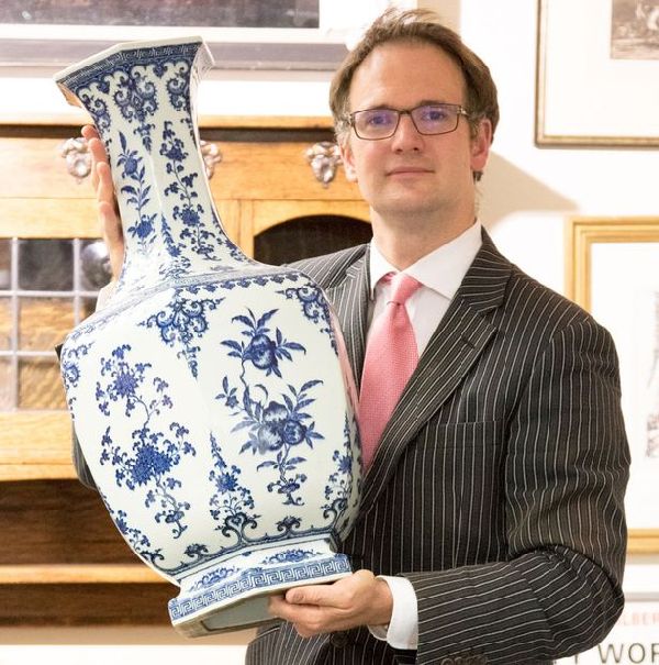 英国夫妇不识货用乾隆瓷瓶顶门 估价100万英镑