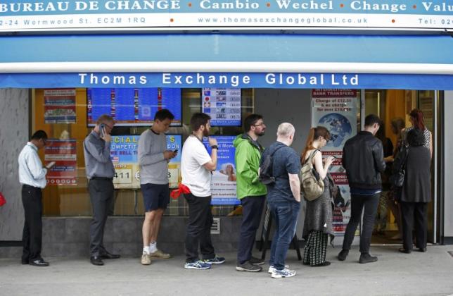 公投在即忧英镑贬值 伦敦民众排长龙兑换外币