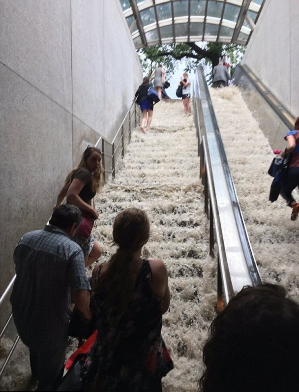 美国首都突遭暴雨 地铁扶梯变“瀑布”