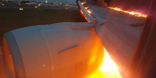 新加坡客机因引擎故障折返 着陆后机翼起火无人受伤