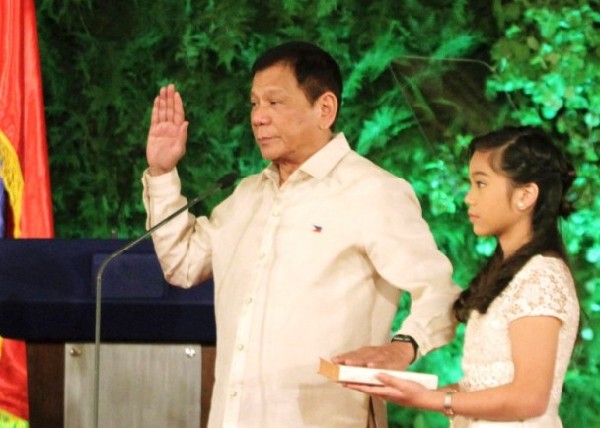 菲律宾新总统宣誓就职 美媒：任期内面临四大挑战