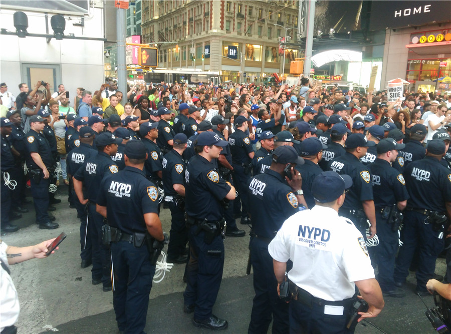 一周内两名非裔男子遭警察枪杀 纽约民众“占领”百老汇抗议