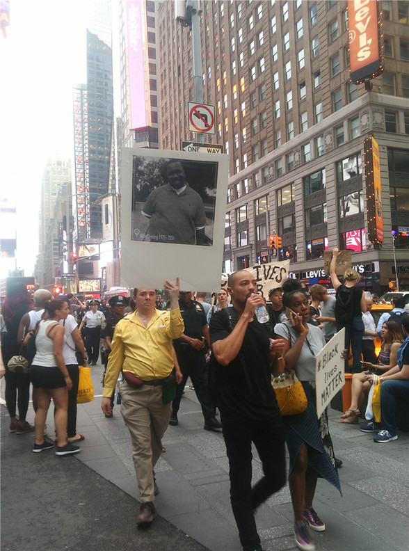 一周内两名非裔男子遭警察枪杀 纽约民众“占领”百老汇抗议