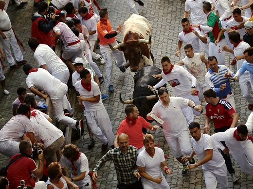 西班牙潘普罗那奔牛节抗议声中开跑  已有四人受伤