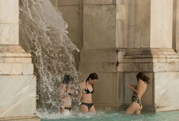 3名女游客着比基尼跳入罗马古喷泉嬉戏 网友怒斥“粗鲁无礼”