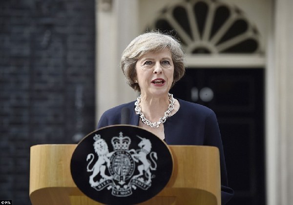 英新首相公布内阁名单 上任首日遭欧盟施压