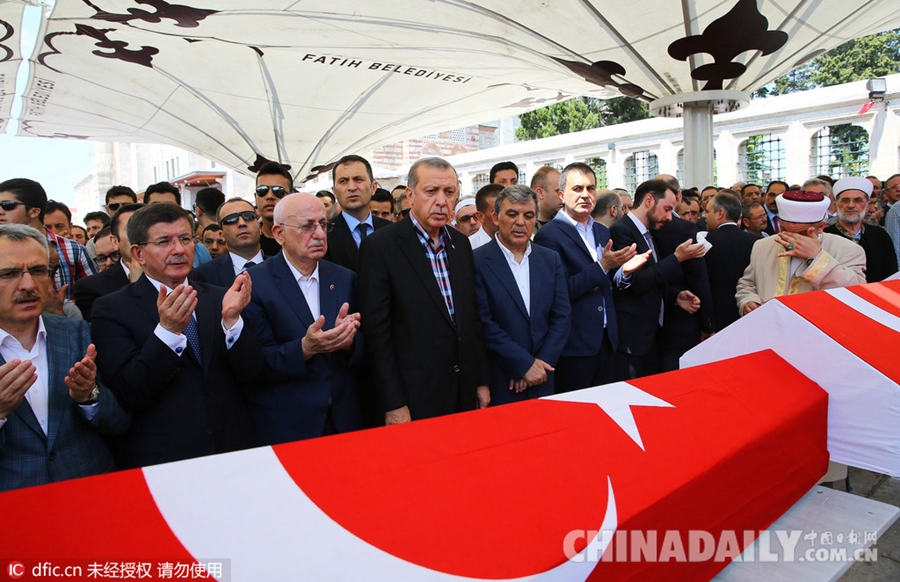 埃尔多安出席土耳其军事政变遇难者葬礼 情绪激动潸然泪下