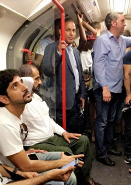 迪拜酋长父子“微服出巡” 大热天伦敦挤地铁