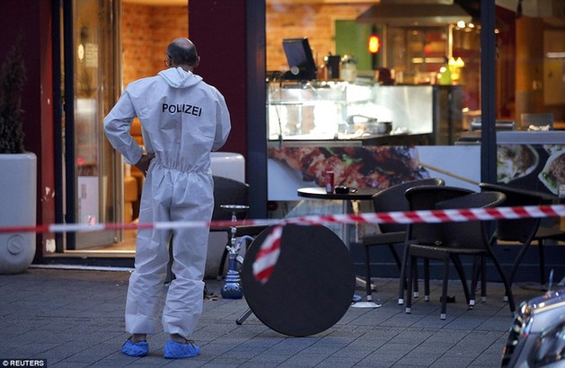 德国再发恶性袭击致一死二伤 嫌疑人被车撞倒遭逮捕