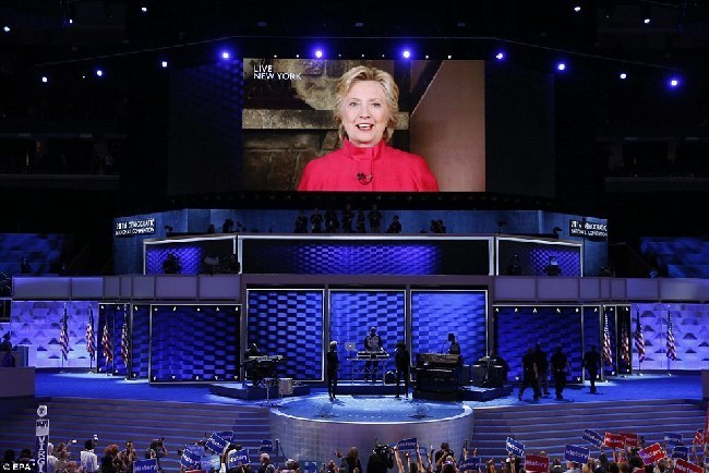 希拉里正式成为美民主党总统候选人：“我可能会成为首位女总统”