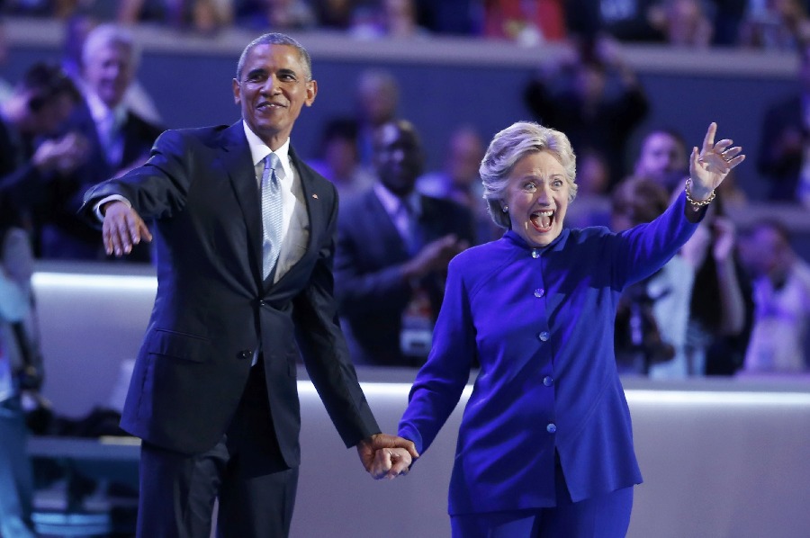 民主党大会：奥巴马交棒给希拉里 两人深情相拥