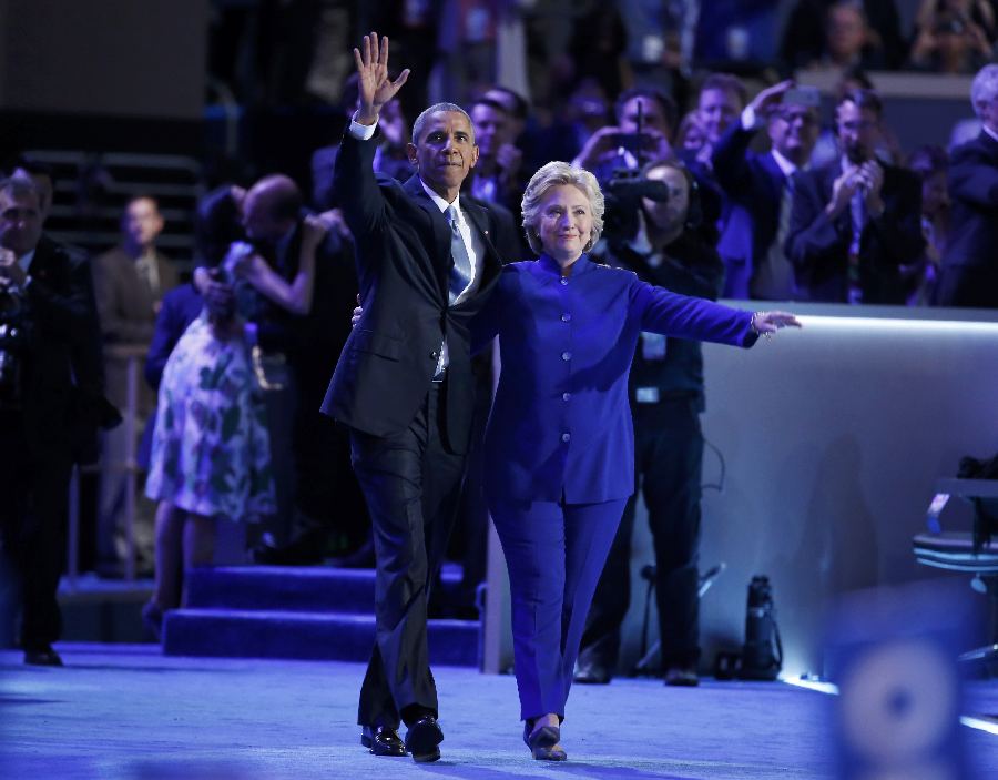 民主党大会：奥巴马交棒给希拉里 两人温情相拥