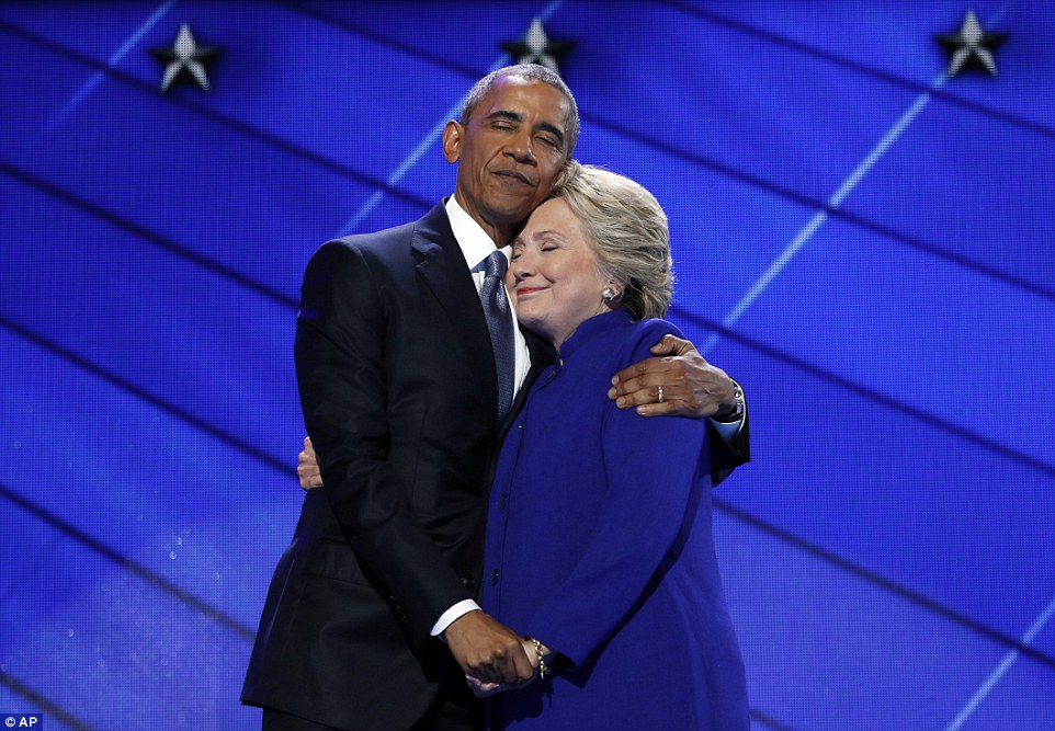 民主党大会：奥巴马交棒给希拉里 两人温情相拥