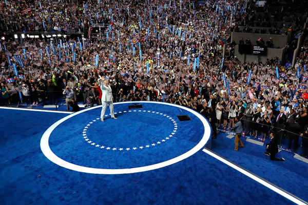 希拉里在民主党全国代表大会上发表提名演讲
