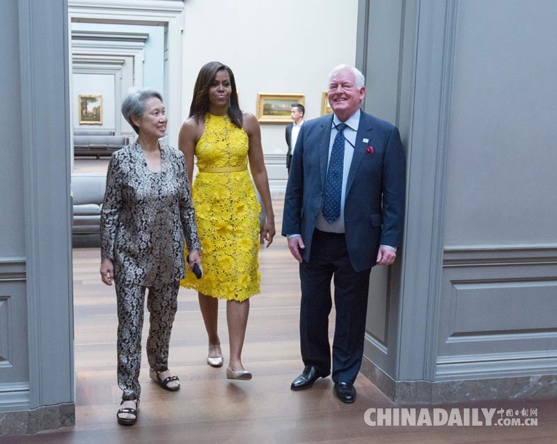 陪同新加坡总理夫人参观艺术馆 米歇尔黄裙“抢镜”