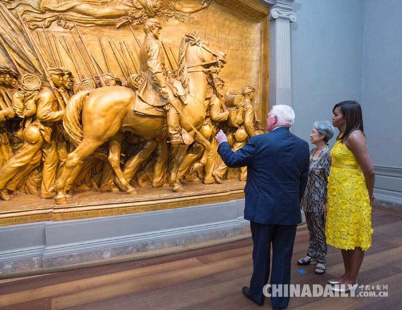 陪同新加坡总理夫人参观艺术馆 米歇尔黄裙“抢镜”