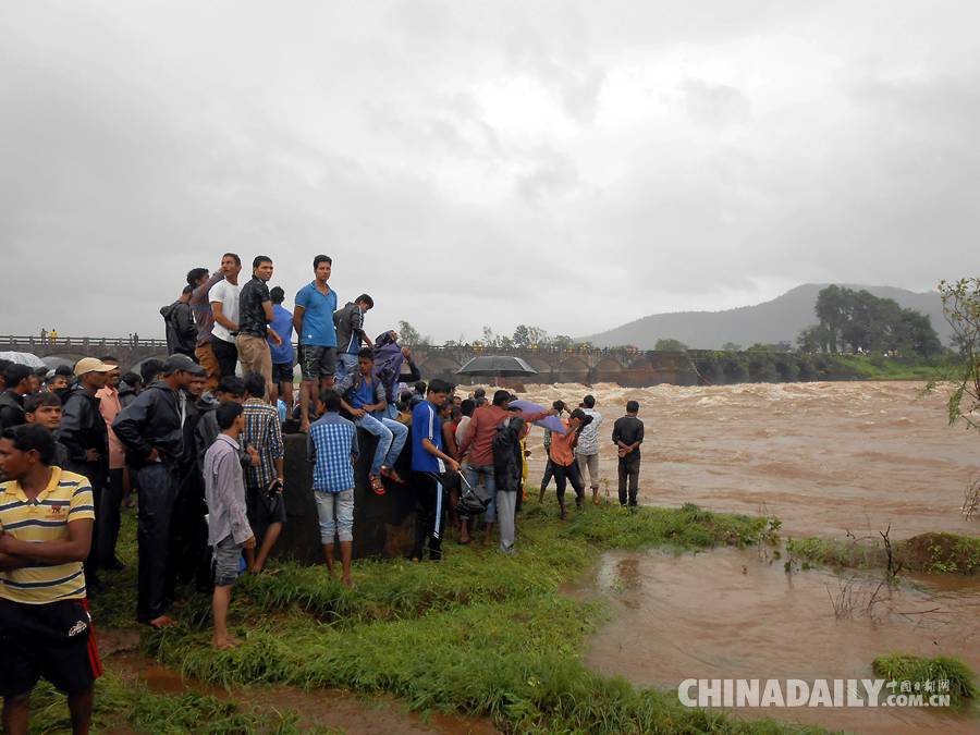 印度一高速路桥梁坍塌 至少22人落水失踪