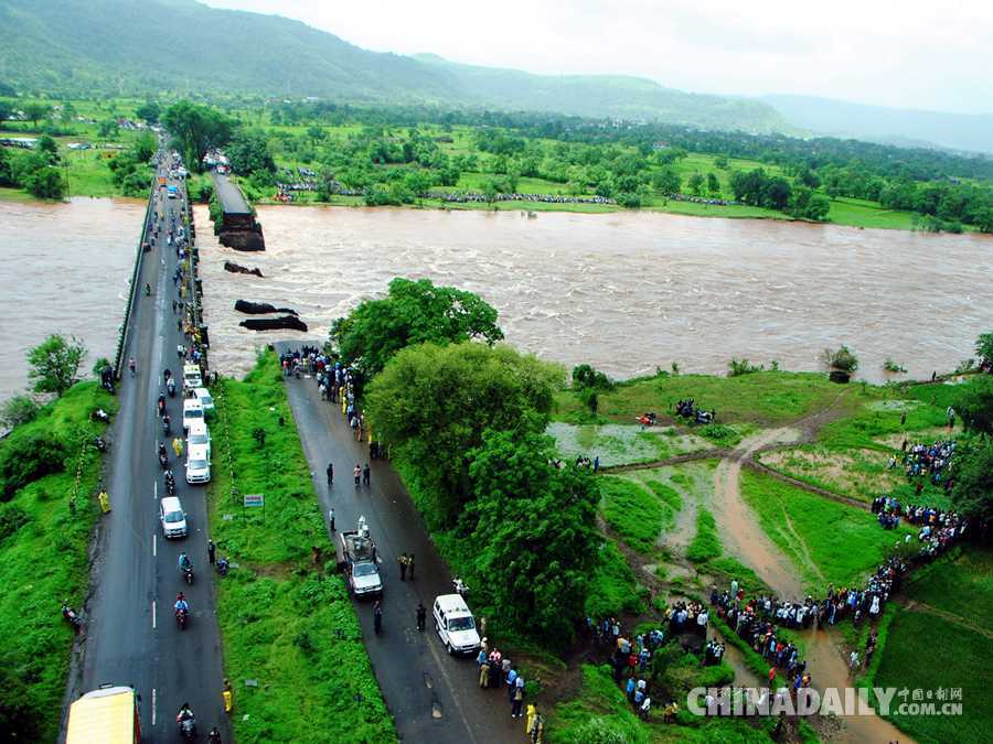 印度一高速路桥梁坍塌 至少22人落水失踪