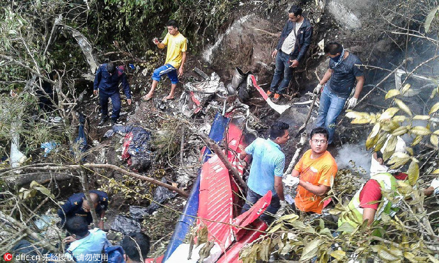 尼泊尔一架直升机坠毁7人遇难 包括一名新生儿