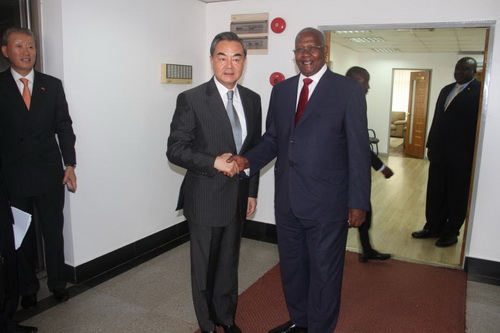 王毅与乌干达外长库泰萨举行会谈