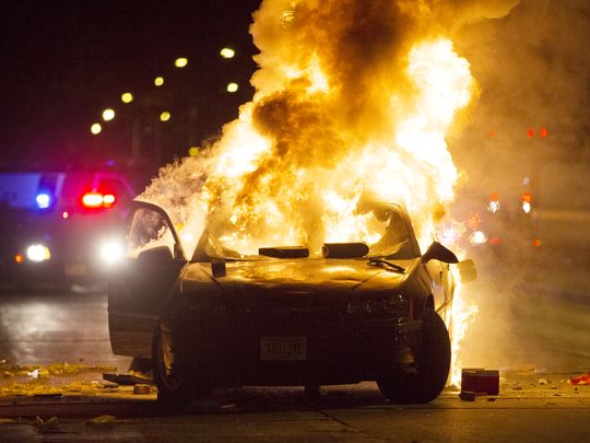 美国密尔沃基市一非裔男子遭警察击毙引骚乱 示威者焚烧警车