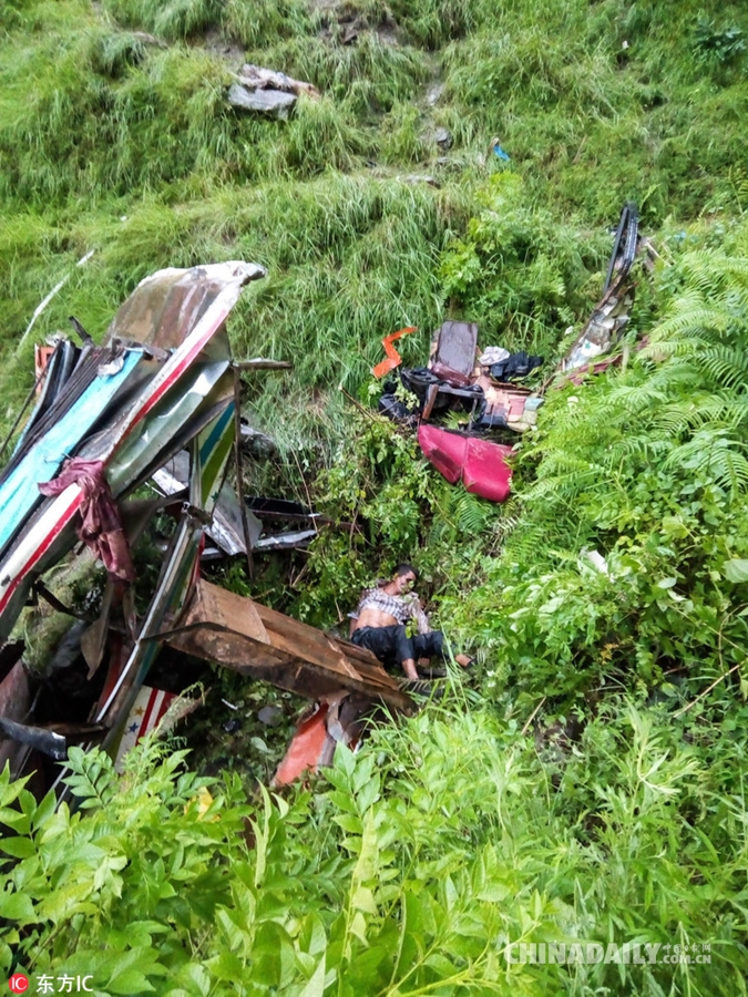 尼泊尔一客车发生车祸 致25死42伤