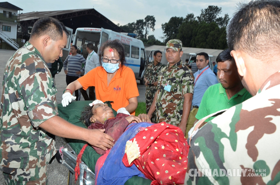 尼泊尔一客车发生车祸 致25死42伤