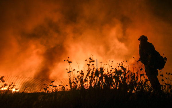 美国加州发生山林大火 8万余人被迫撤离