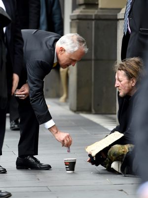 街头施舍流浪汉惹争议 澳总理无奈回应“这是人性自然反应”
