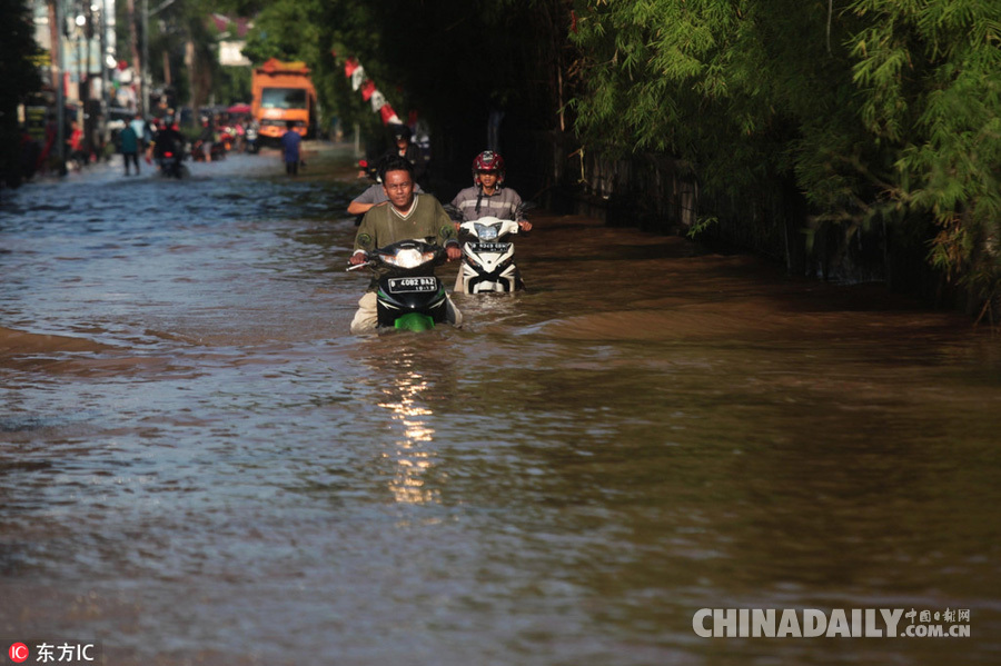 印尼首都遭暴雨袭击引发洪水 街道被淹没