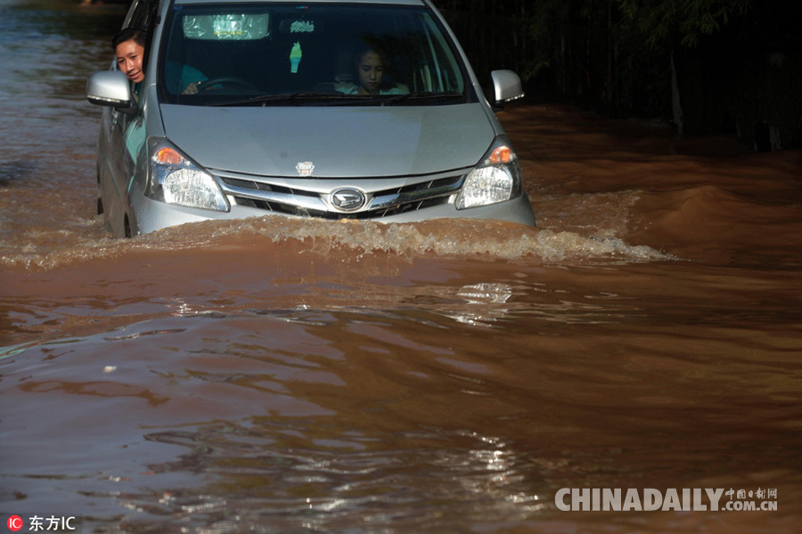 印尼首都遭暴雨袭击引发洪水 街道被淹没